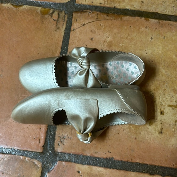 Gold Dream Paris girls size two flats - Picture 3 of 4